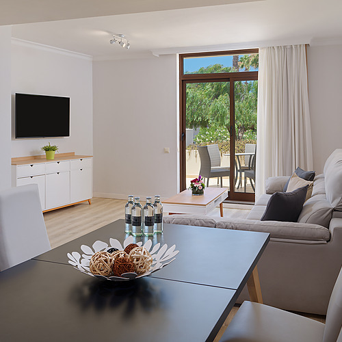 Estudio Impressive Zocos Lanzarote con cocina moderna, comedor y decoración local de la isla.