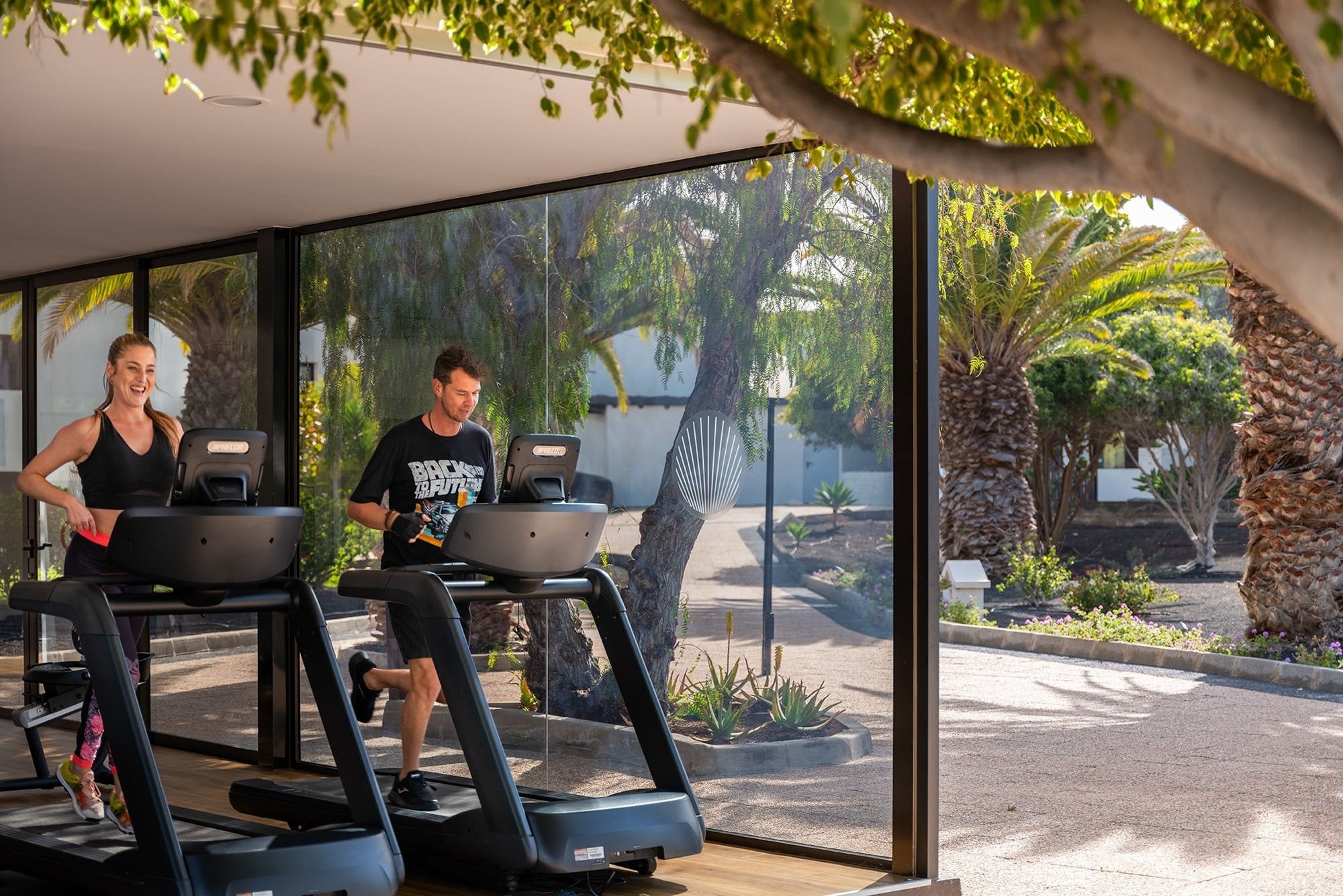 eine Luftaufnahme eines Resorts mit Bergen im Hintergrund