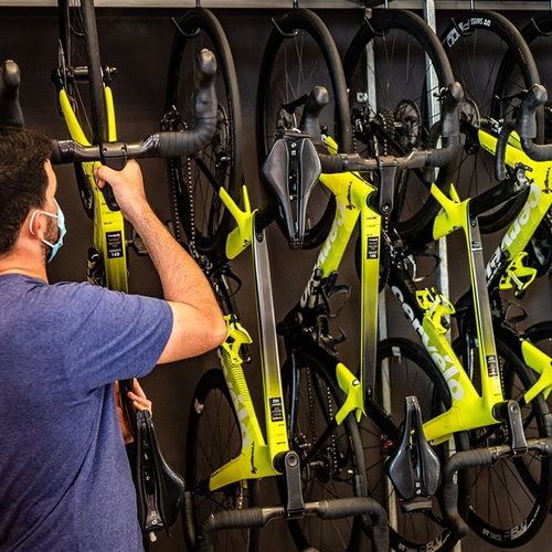 Fahrradverleih im Impressive Zocos Lanzarote. Ein Gast wählt ein Rennrad für aktive Touren.