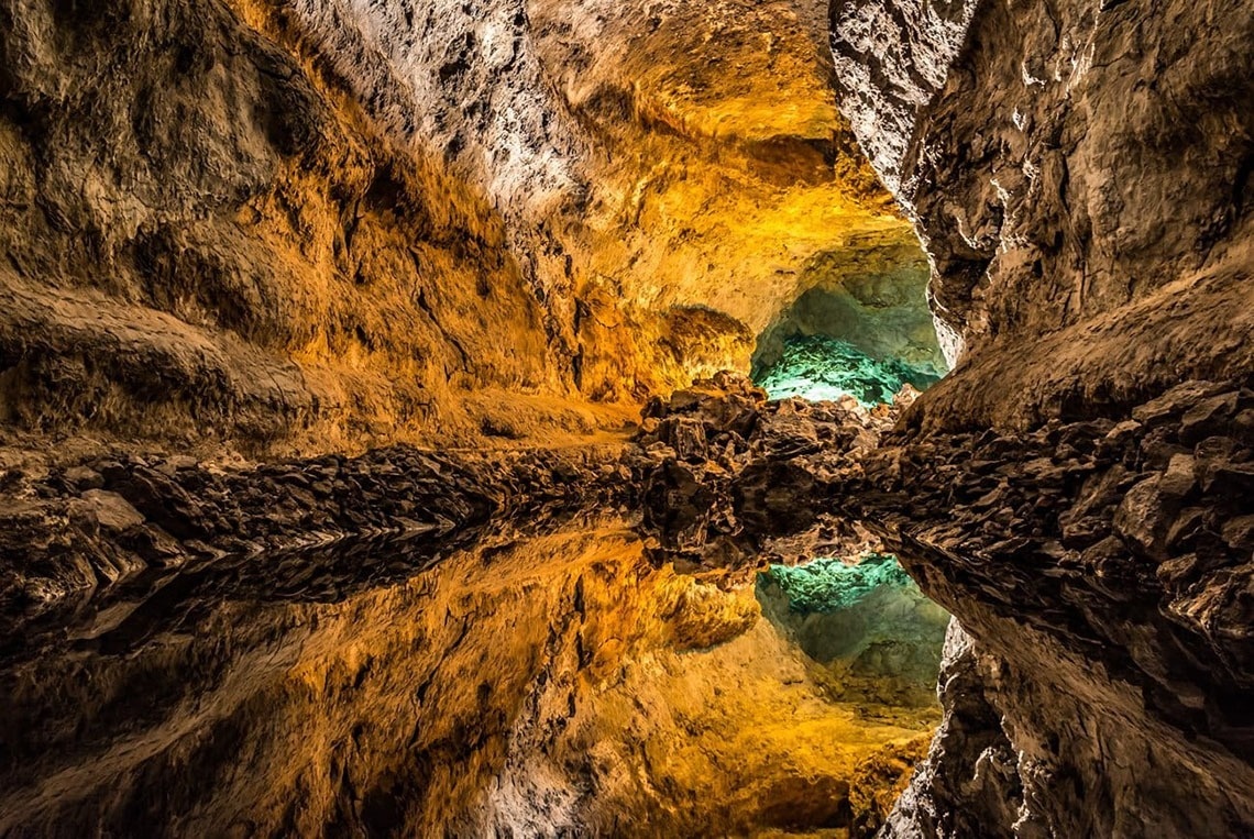 eine Reihe von Teppichen hängt vor einem weißen Gebäude