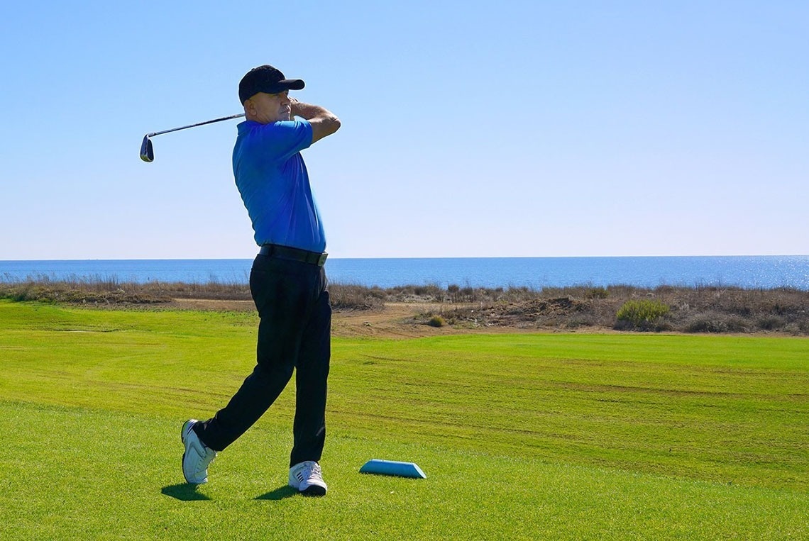 Eine Frau bekommt eine Maniküre auf einem weißen Tisch