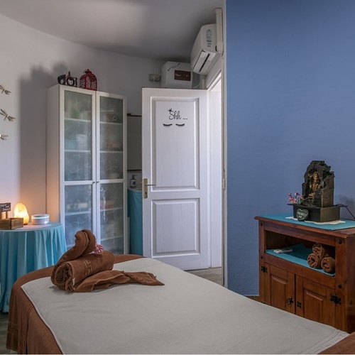 Entspannender Massageraum im Impressive Zocos Lanzarote: Liege, sanfte Beleuchtung & stilvolle Deko.