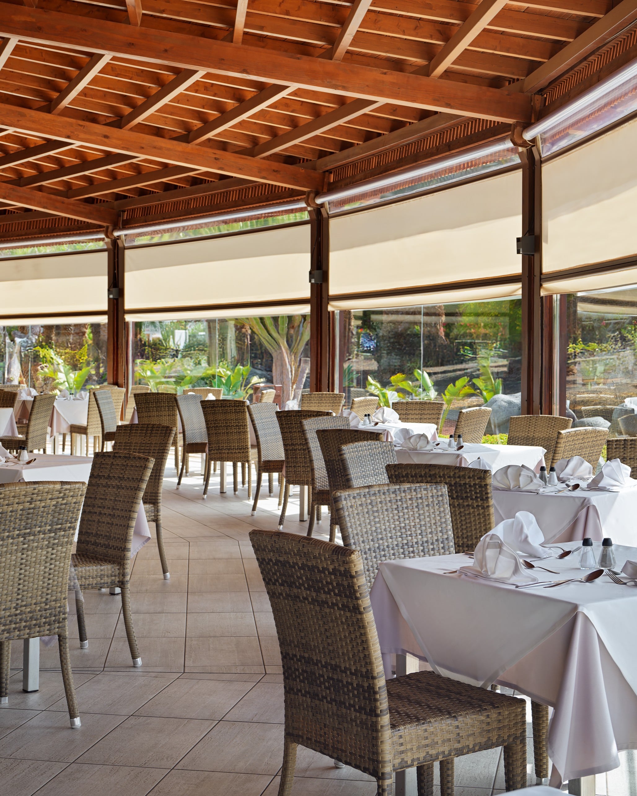 Comedor al aire libre con mesas y sillas de ratán, vistas a la piscina y al jardín Impressive Zocos Lanzarote