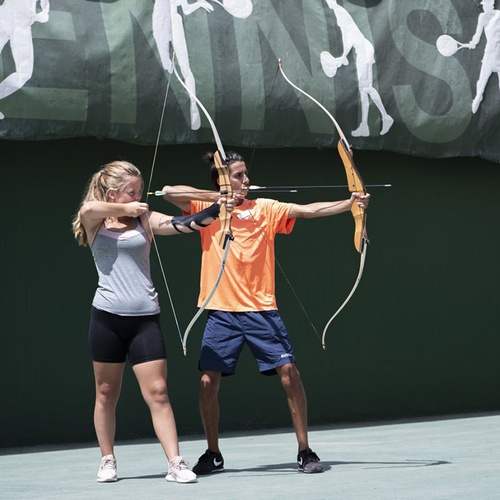Zwei Personen beim Bogenschießen im Impressive Zocos Lanzarote.
