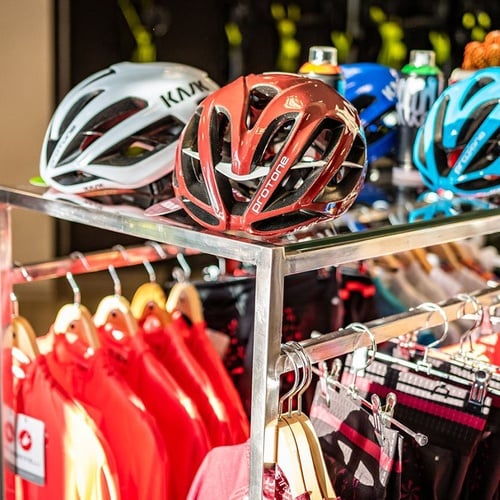 KASK Protone Helme und Radbekleidung im Impressive Zocos Lanzarote. Top-Ausrüstung für Ihren Radurlaub.