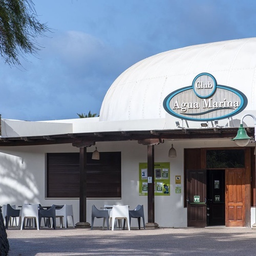 Außenansicht des Club Agua Marina mit Kuppeldach und Terrasse, Teil des Impressive Zocos Lanzarote.