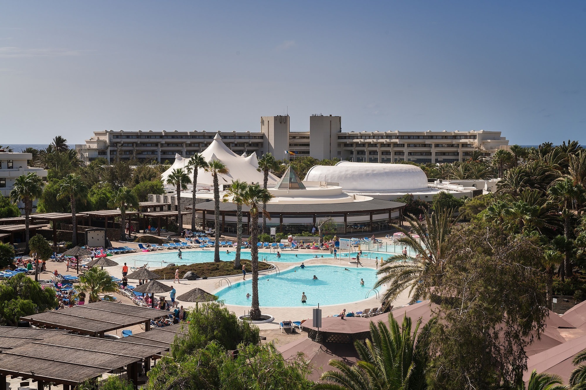 eine Luftaufnahme eines Resorts mit Bergen im Hintergrund