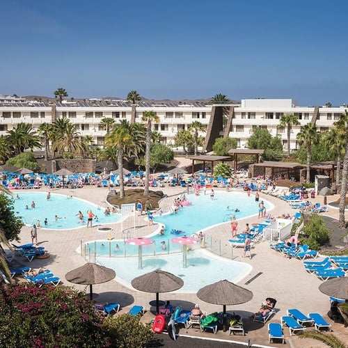 Großzügige Poollandschaft im Impressive Zocos Lanzarote, ideal für Familienurlaub unter Palmen.