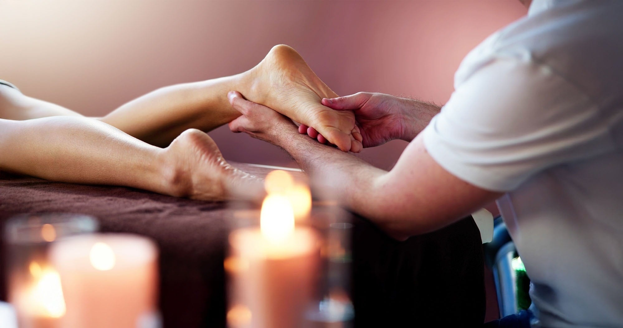 eine Frau und ein kleines Mädchen spielen mit Seifenblasen