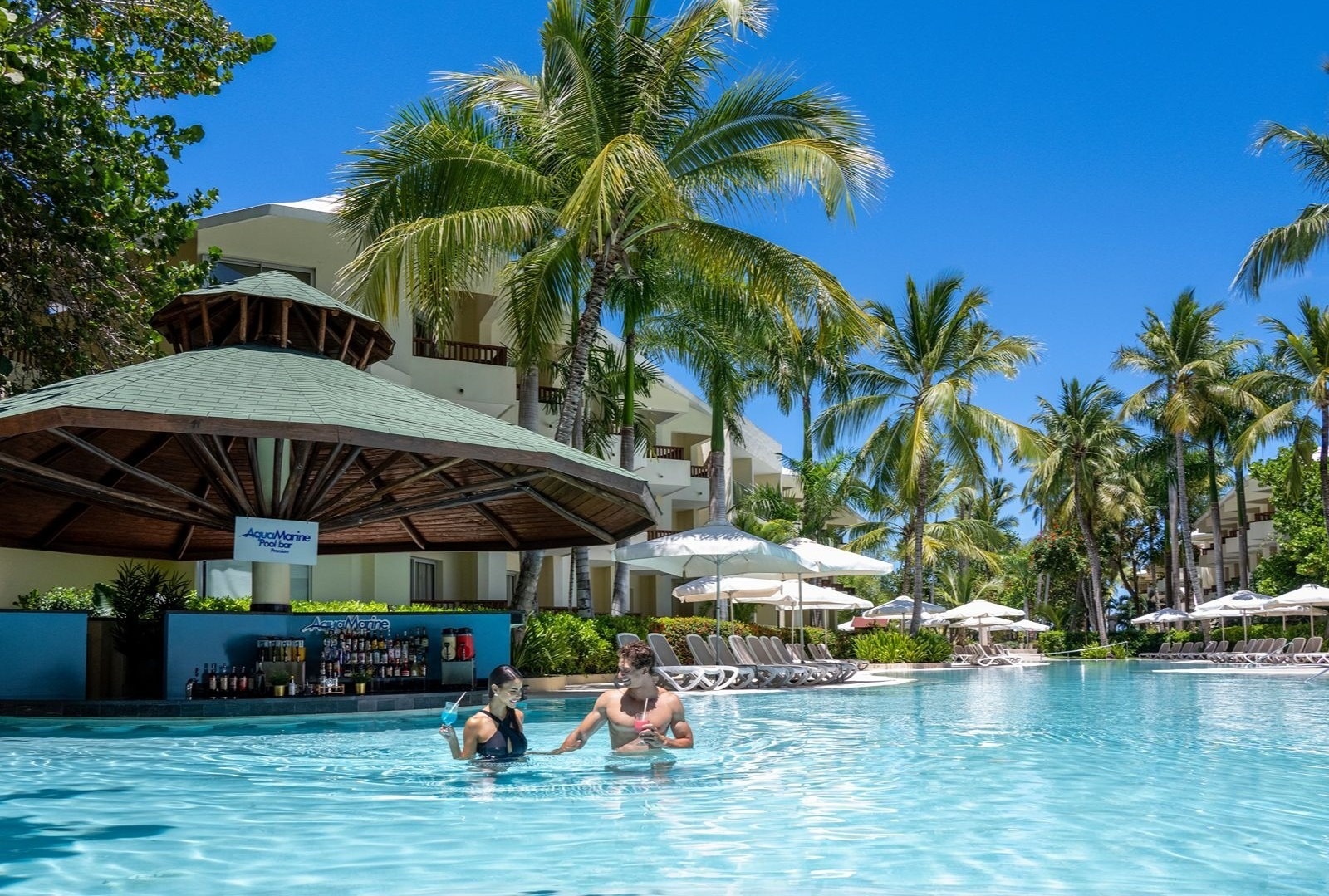 Bar de piscine impressionnant et piscine à Impressive Resorts & Spas, Punta Cana.
