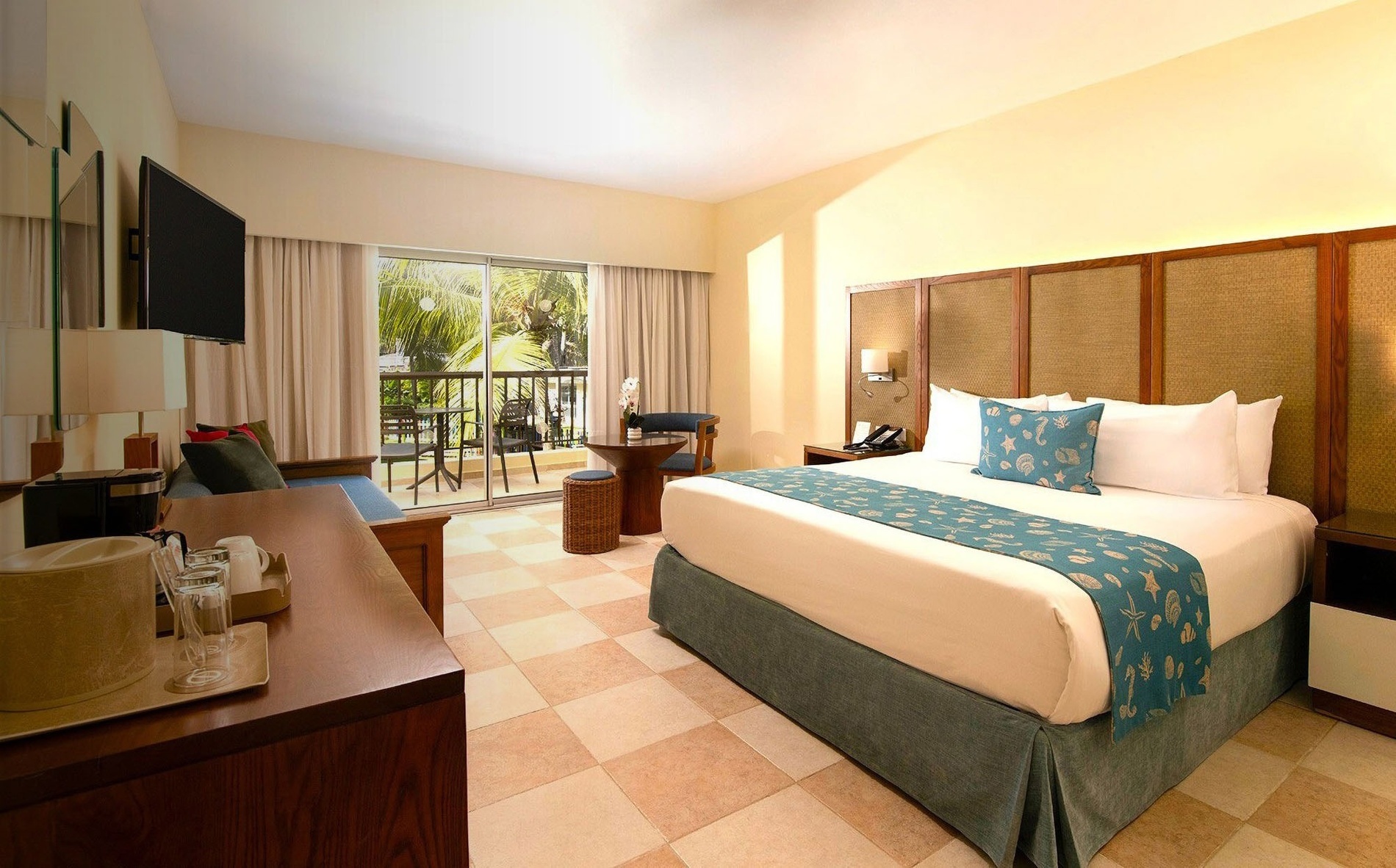 une chambre d' hôtel avec un lit et un canapé bleu