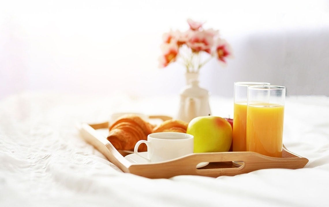 una playa en el océano con un acantilado en el fondo