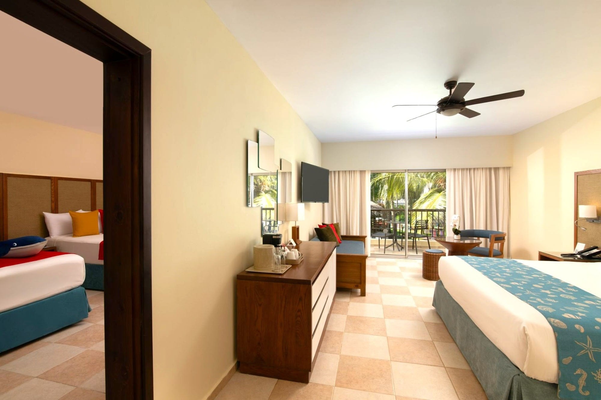 una habitación con una cama y una silla y una ventana