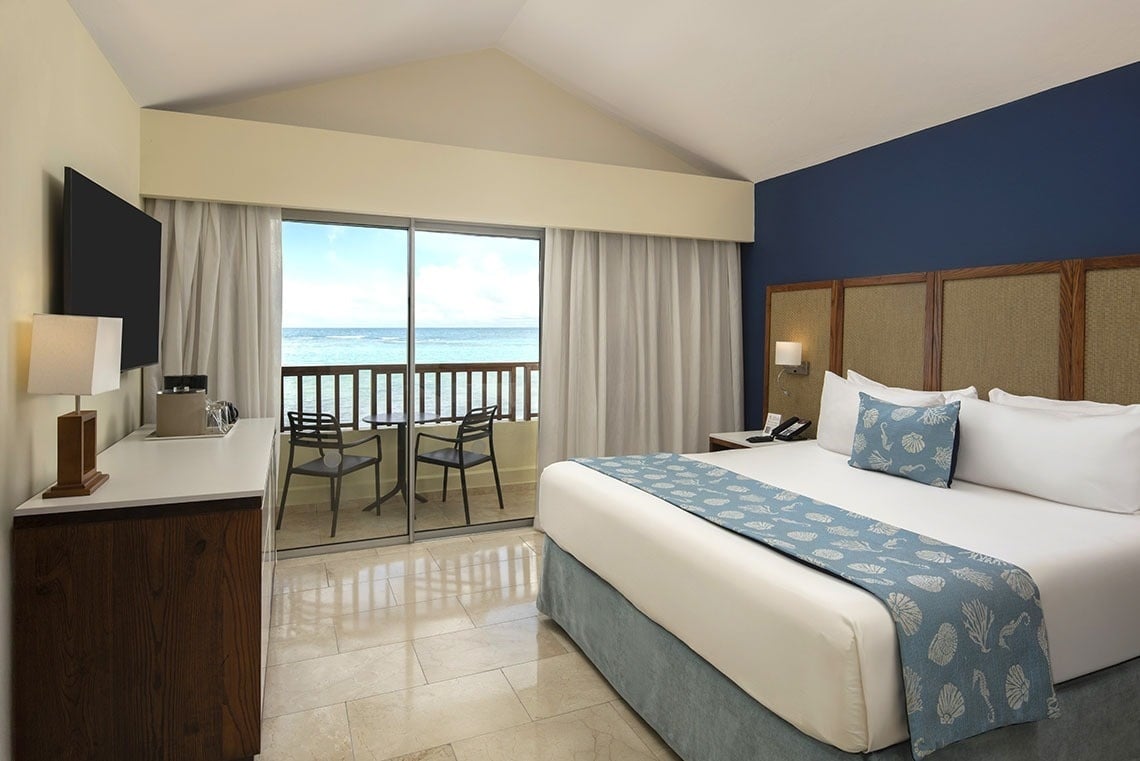 una habitación con una cama y una escalera de madera