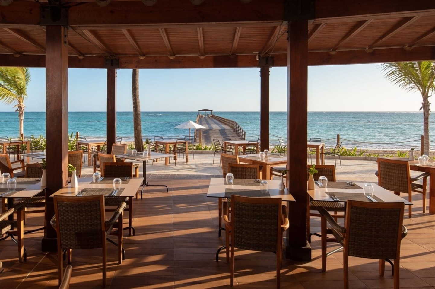 Salle à manger Impressive Resorts & Spas face à la mer, vue sur jetée.