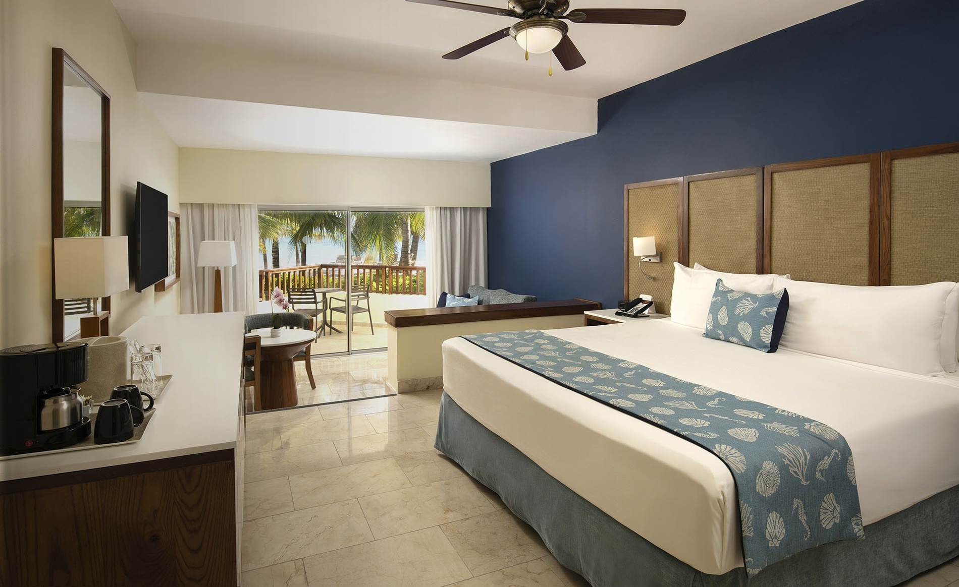 una habitación de hotel con una cama y un sofá azul