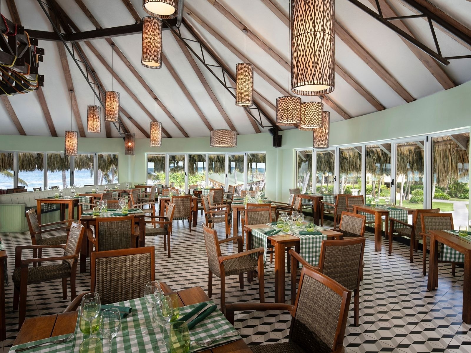 Restaurant d'Impressive Resorts & Spas, tables dressées, vue sur mer.