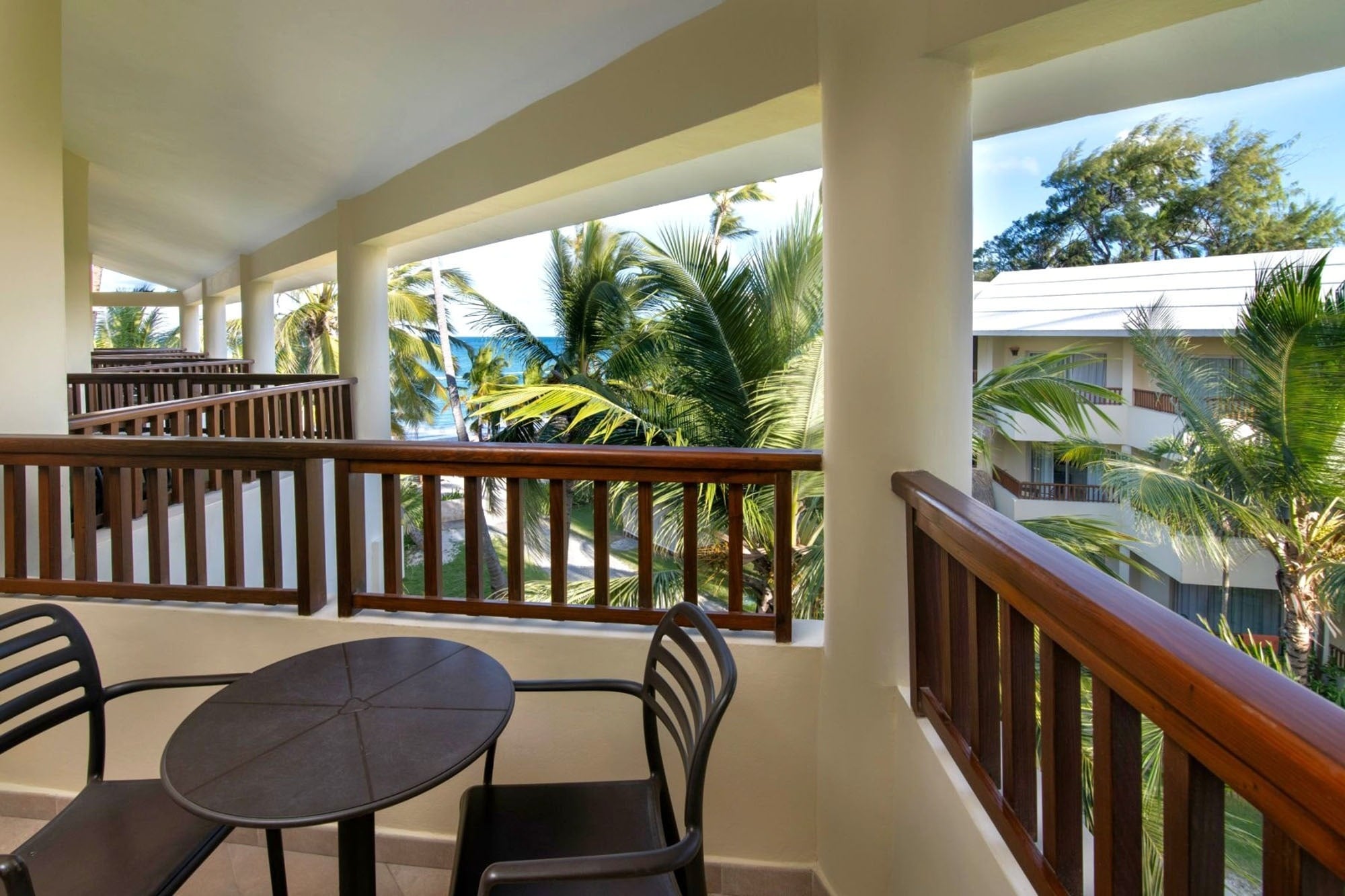 una habitación con una cama y una silla y una ventana