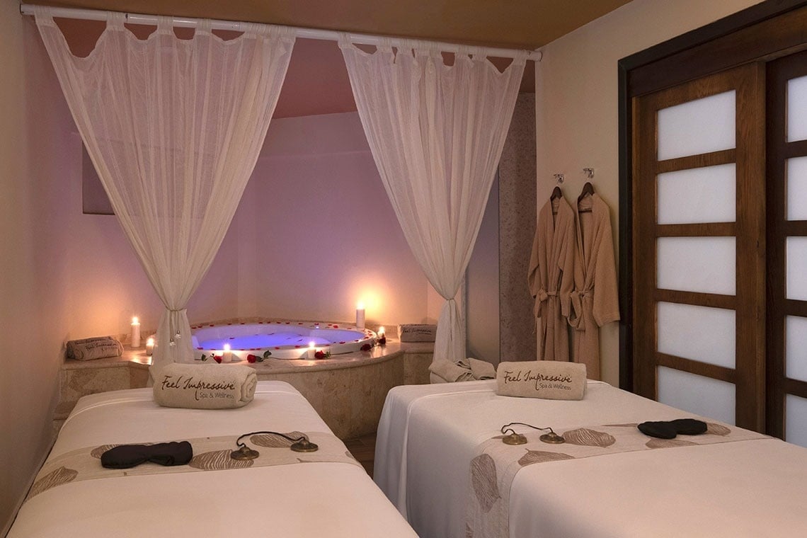 ein Mann und ein Junge spielen Fußball auf einem Feld