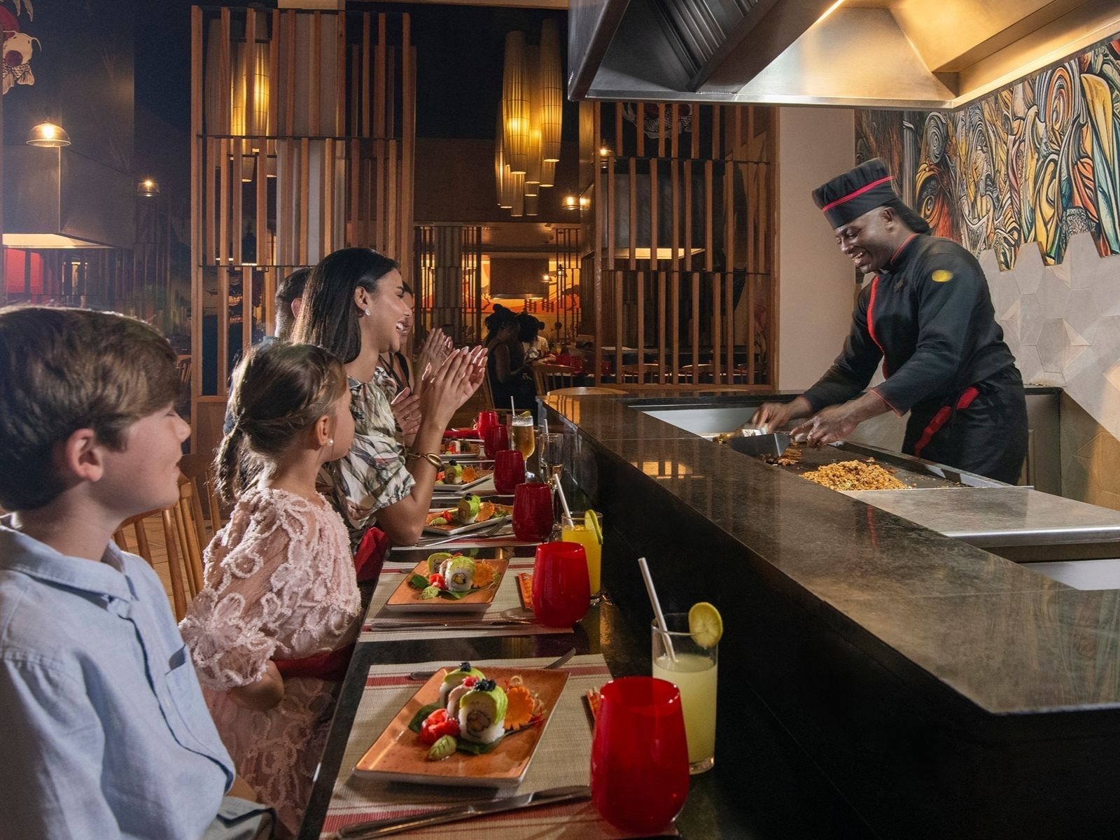 Impressive Resorts & Spas : tables de teppanyaki, chaises en bois et fresques asiatiques.