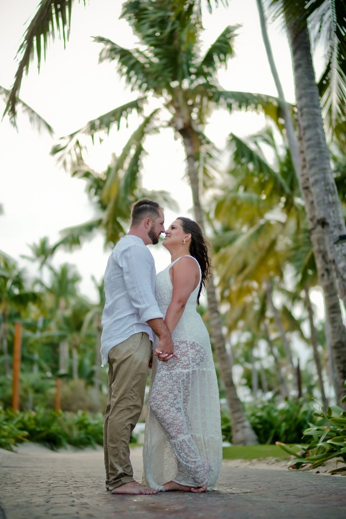 deux hommes jouent au golf sur un terrain avec des montagnes enneigées en arrière-plan
