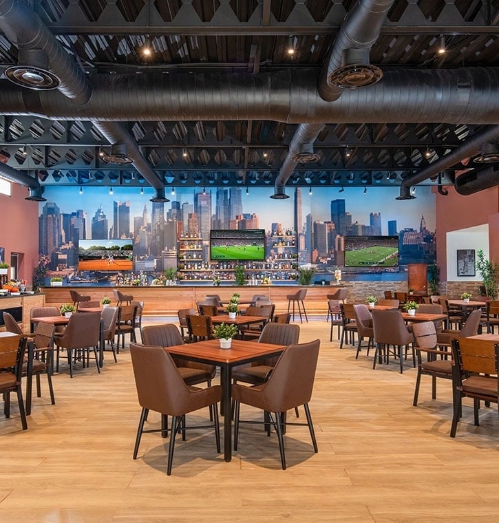 una hoja en forma de corazón está en la playa