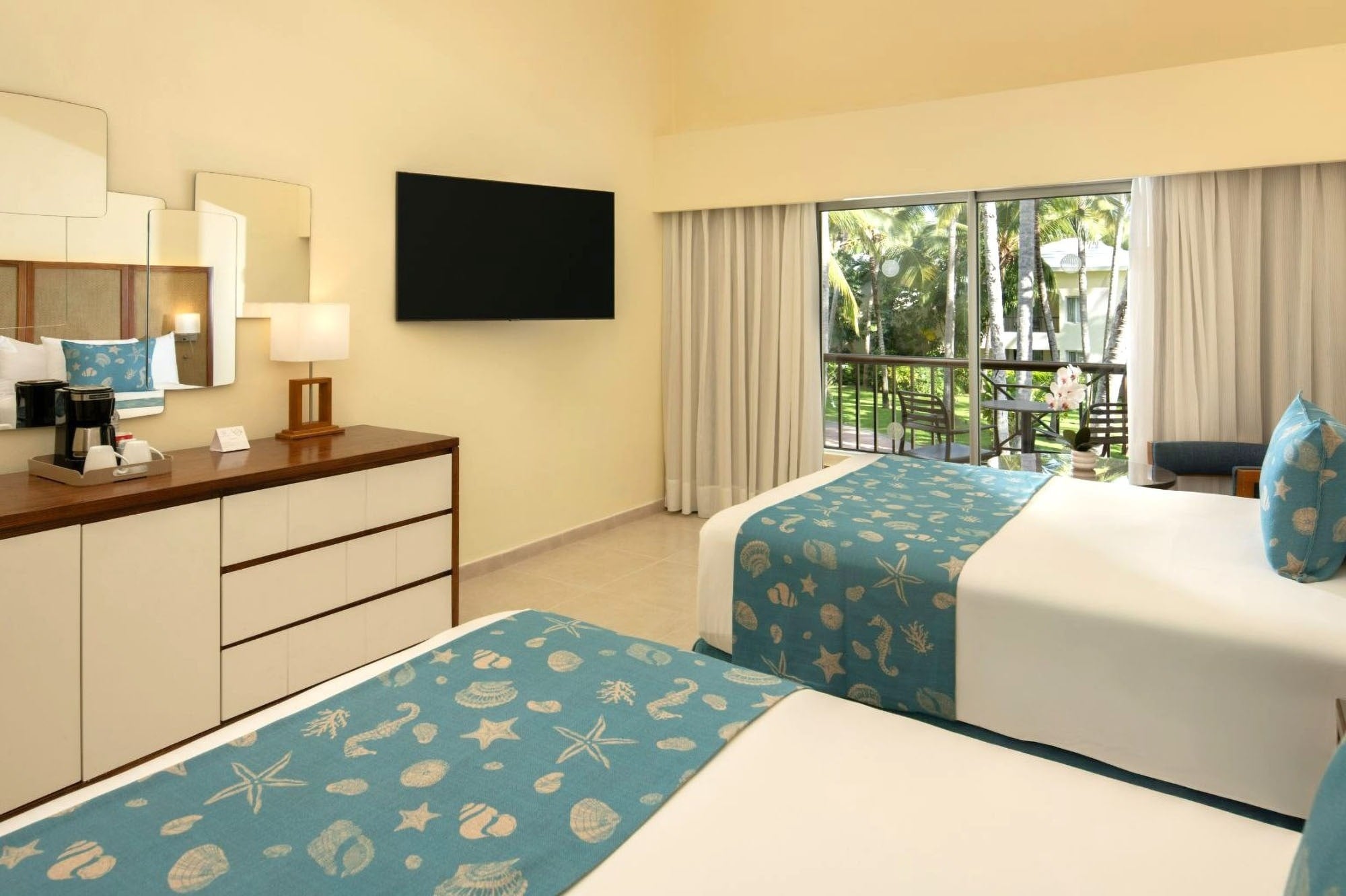 una habitación con una cama y una silla y una ventana