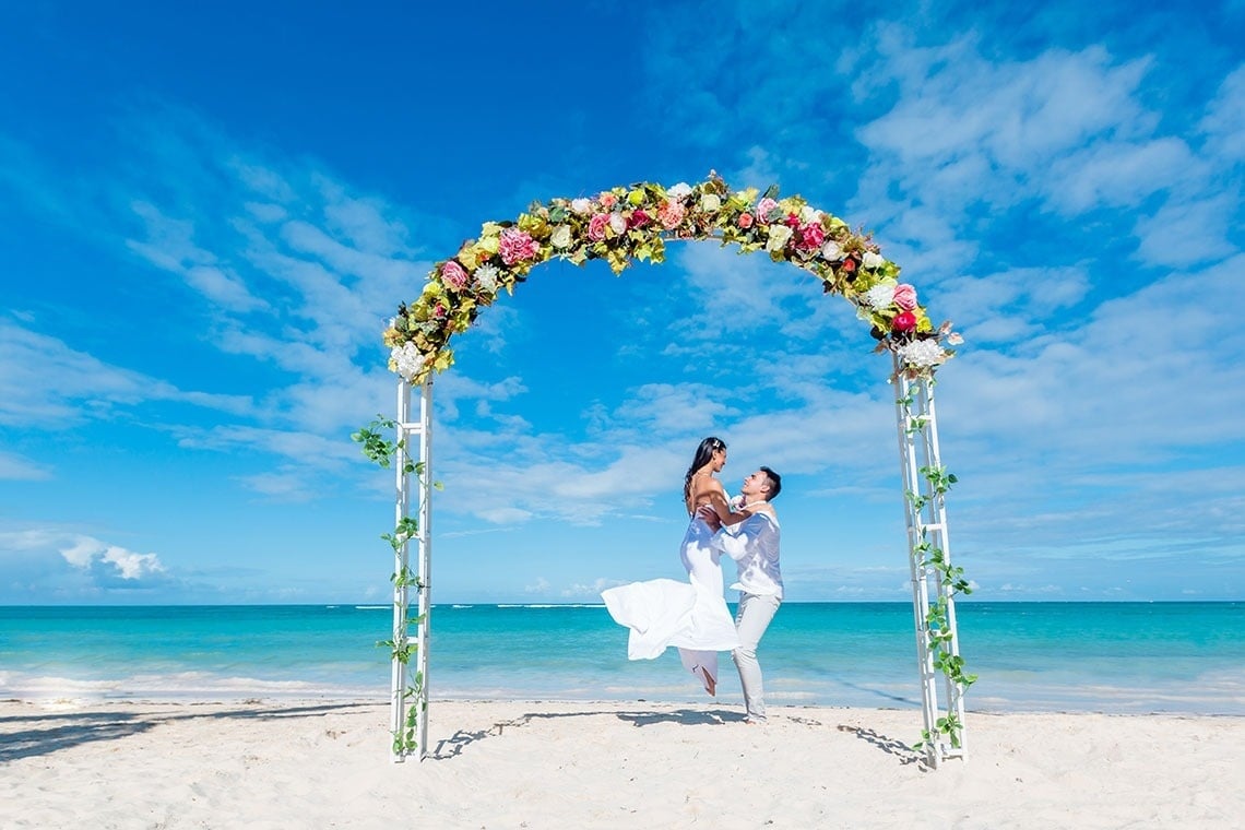 un hombre sostiene una raqueta y una pelota en una cancha de tenis