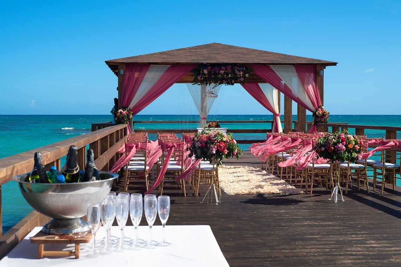 une vue aérienne d' un hôtel avec des montagnes en arrière-plan