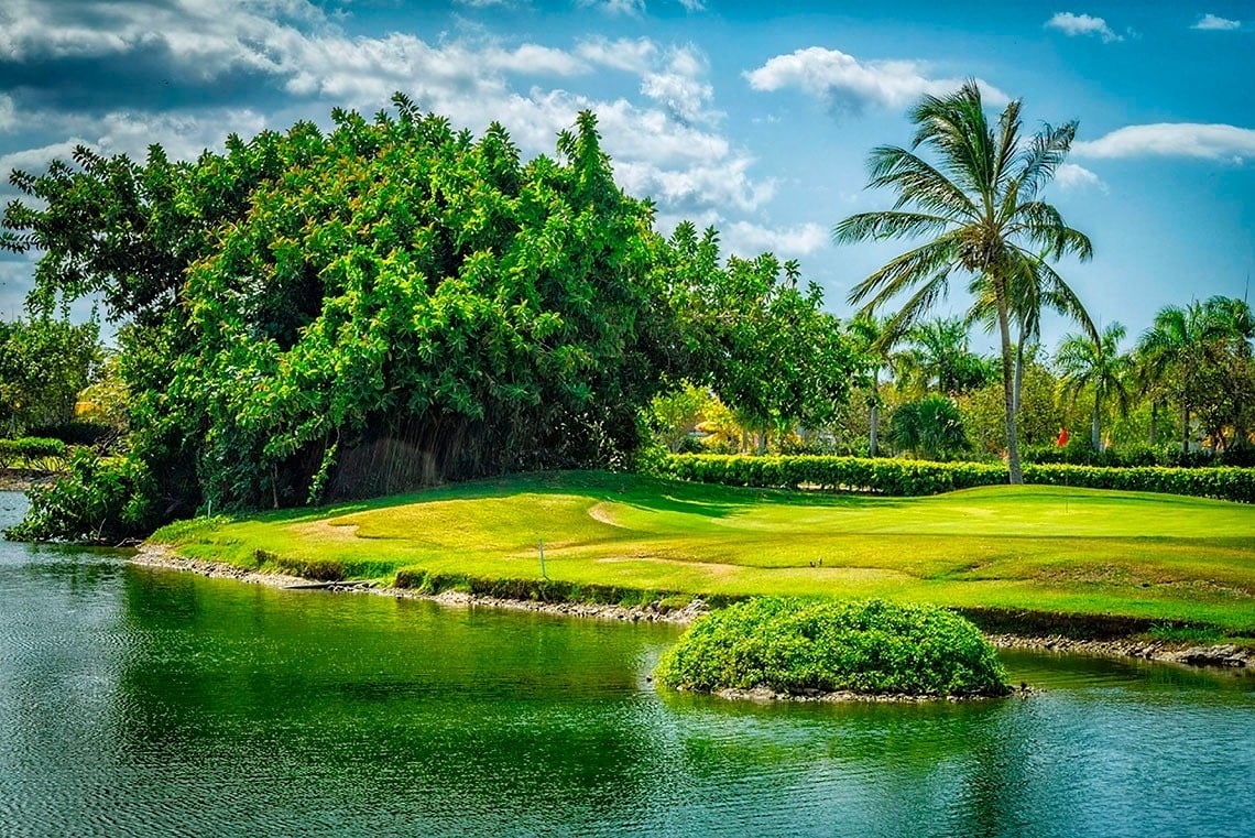 ein Mann und ein Junge spielen Fußball auf einem Feld