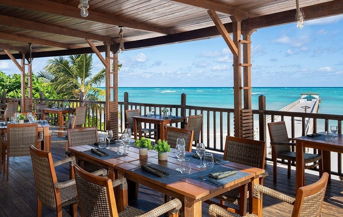una mesa con platos de comida y un vaso de vino