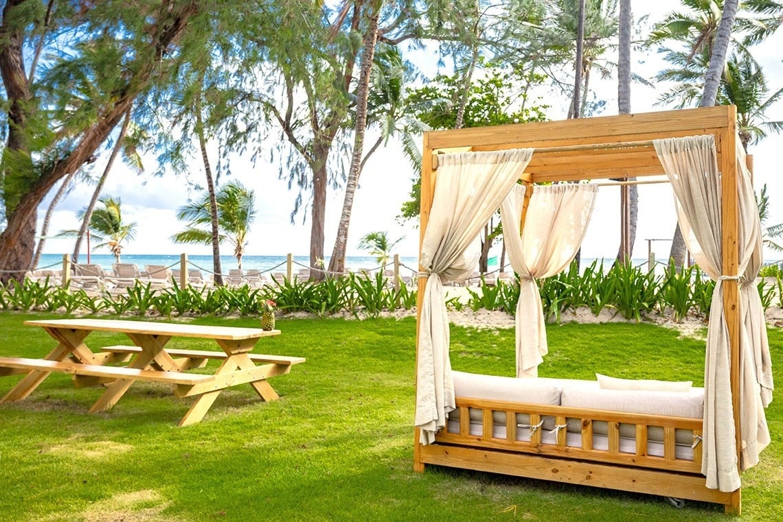 una habitación con una cama y una silla y una ventana