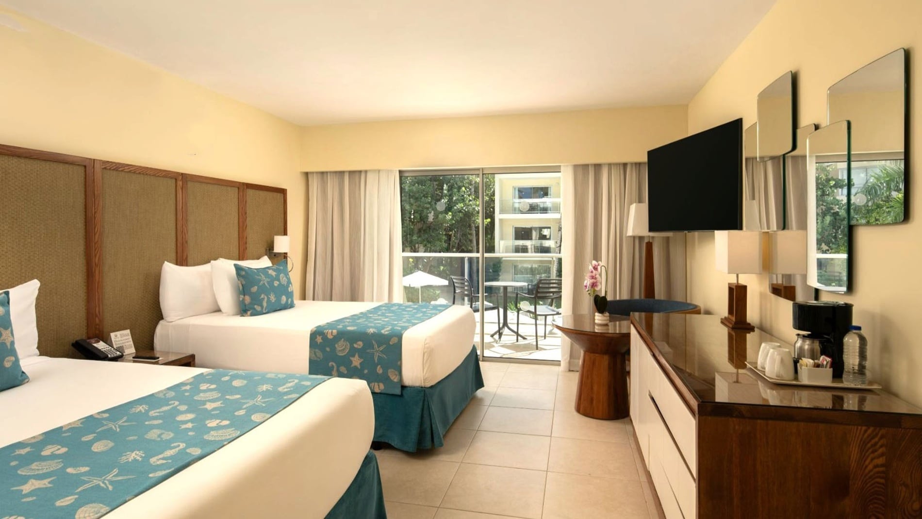 ein Hotelzimmer mit einem Bett und einem Stuhl