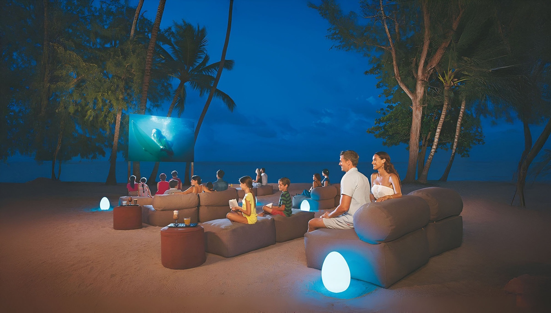 ein Golfplatz mit schneebedeckten Bergen im Hintergrund