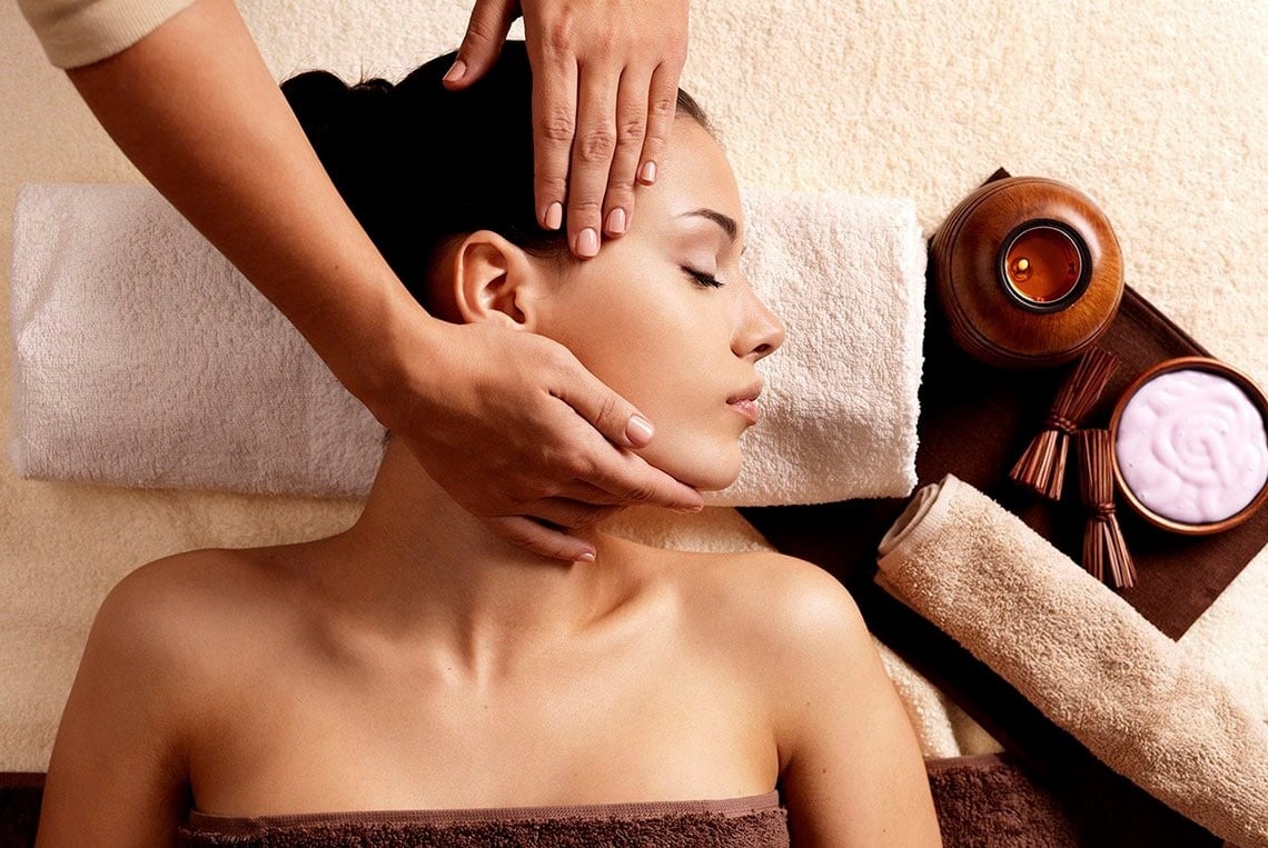 Eine Frau bekommt eine Gesichtsmassage in einem Spa