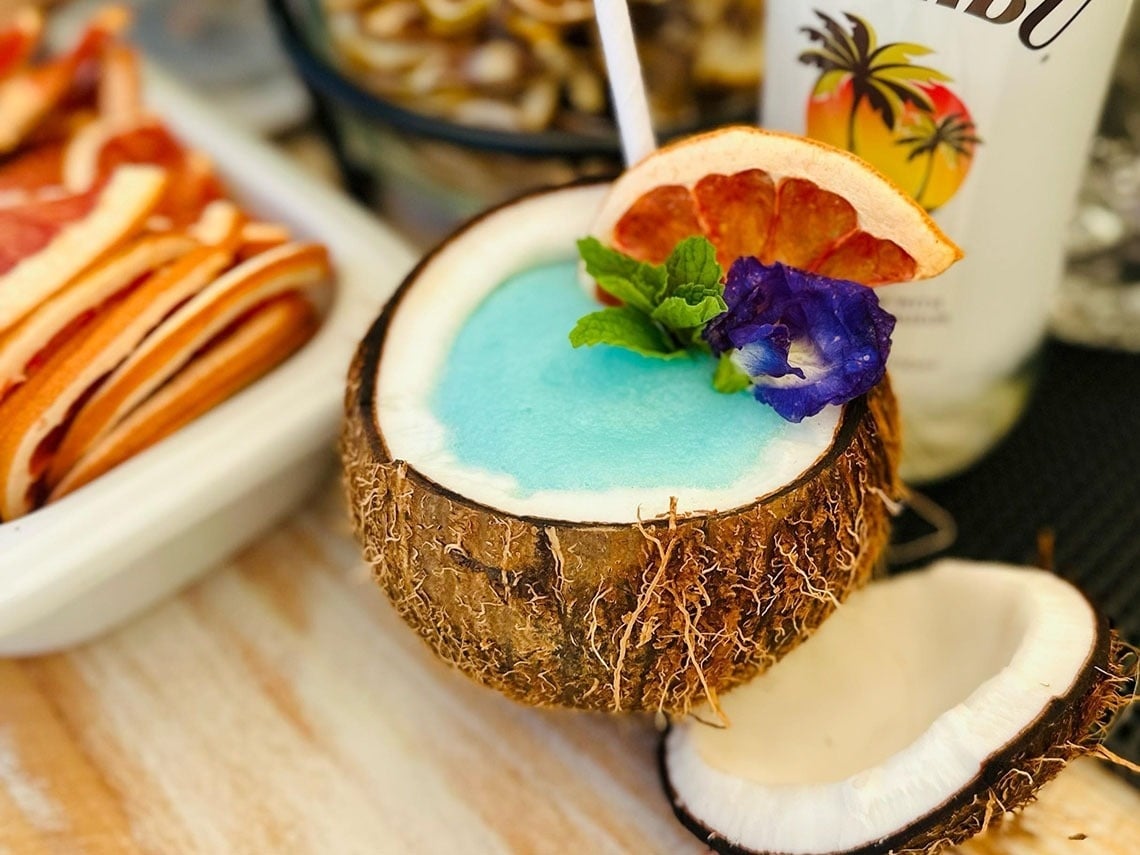 dos hombres juegan al golf en un campo con montañas cubiertas de nieve en el fondo