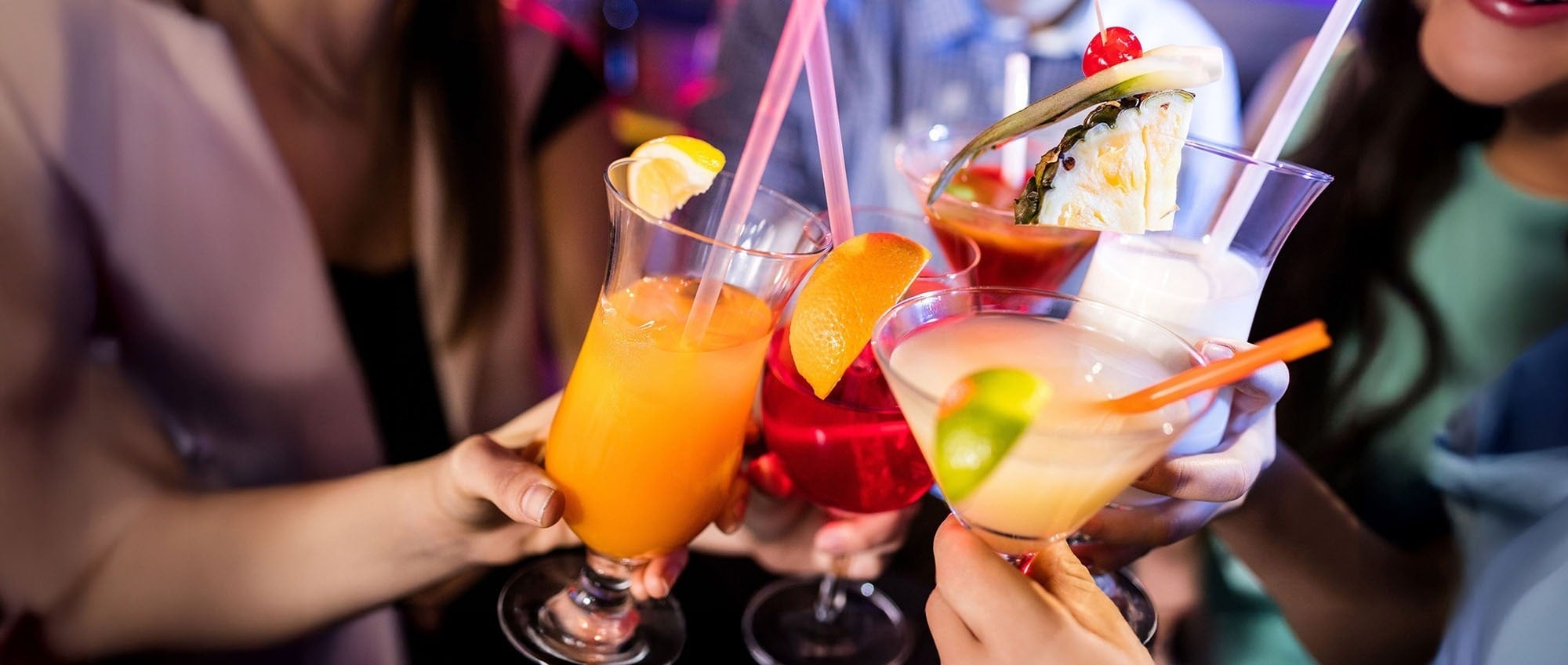 una vista aérea de una playa y el océano