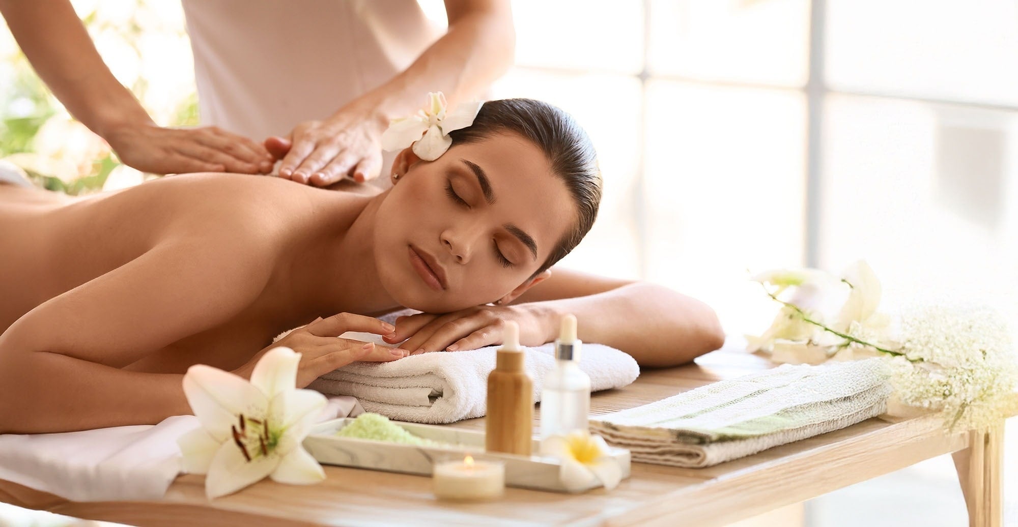 eine Gruppe von Menschen hält Champagnergläser mit Himbeeren darin