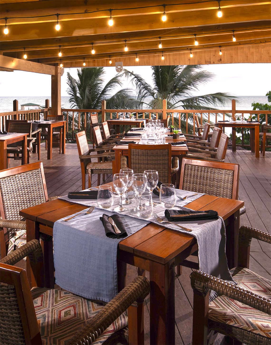 un hombre y una mujer caminan por un campo de golf