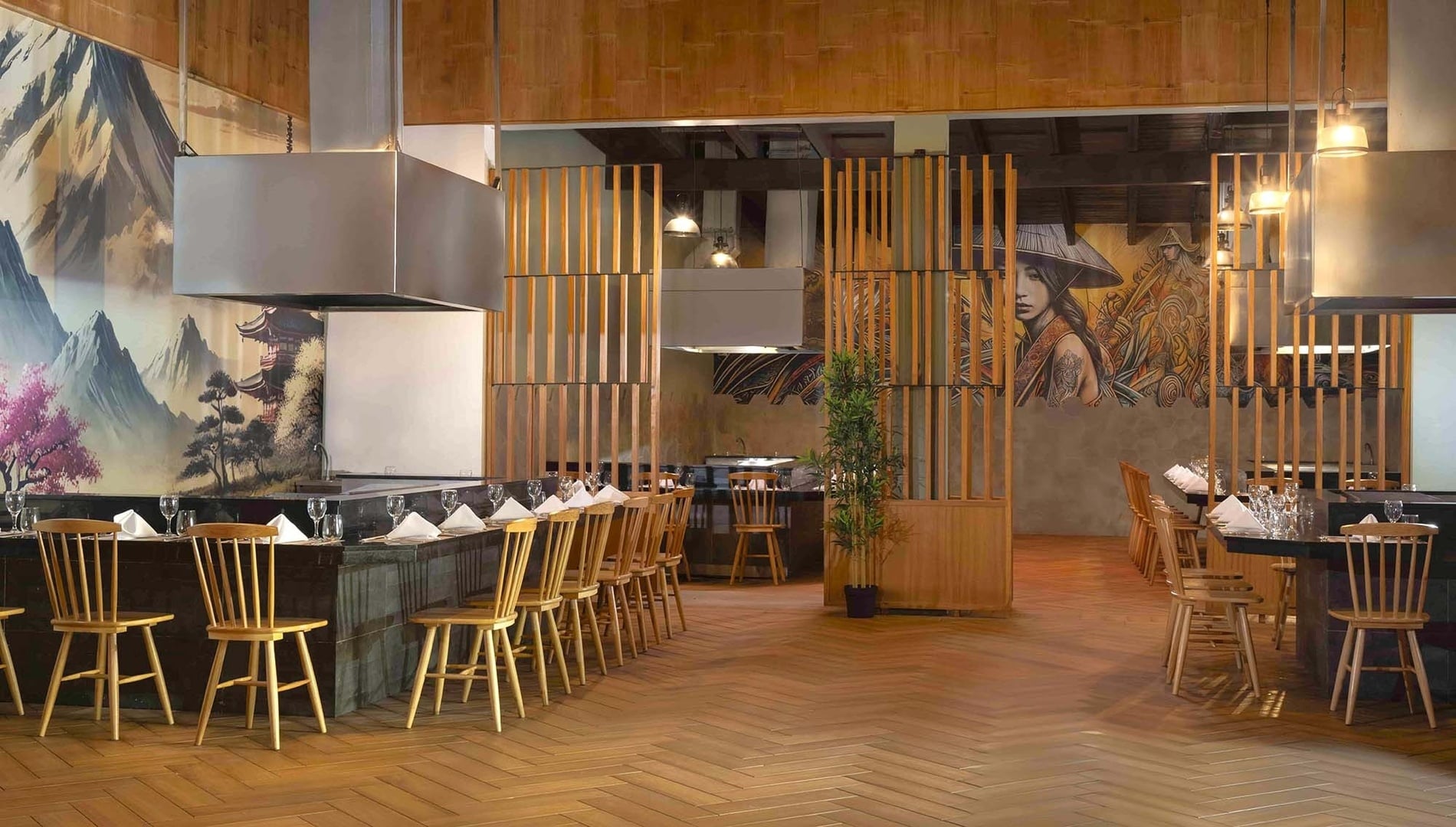 las mesas y sillas están preparadas para una cena en el restaurante ante