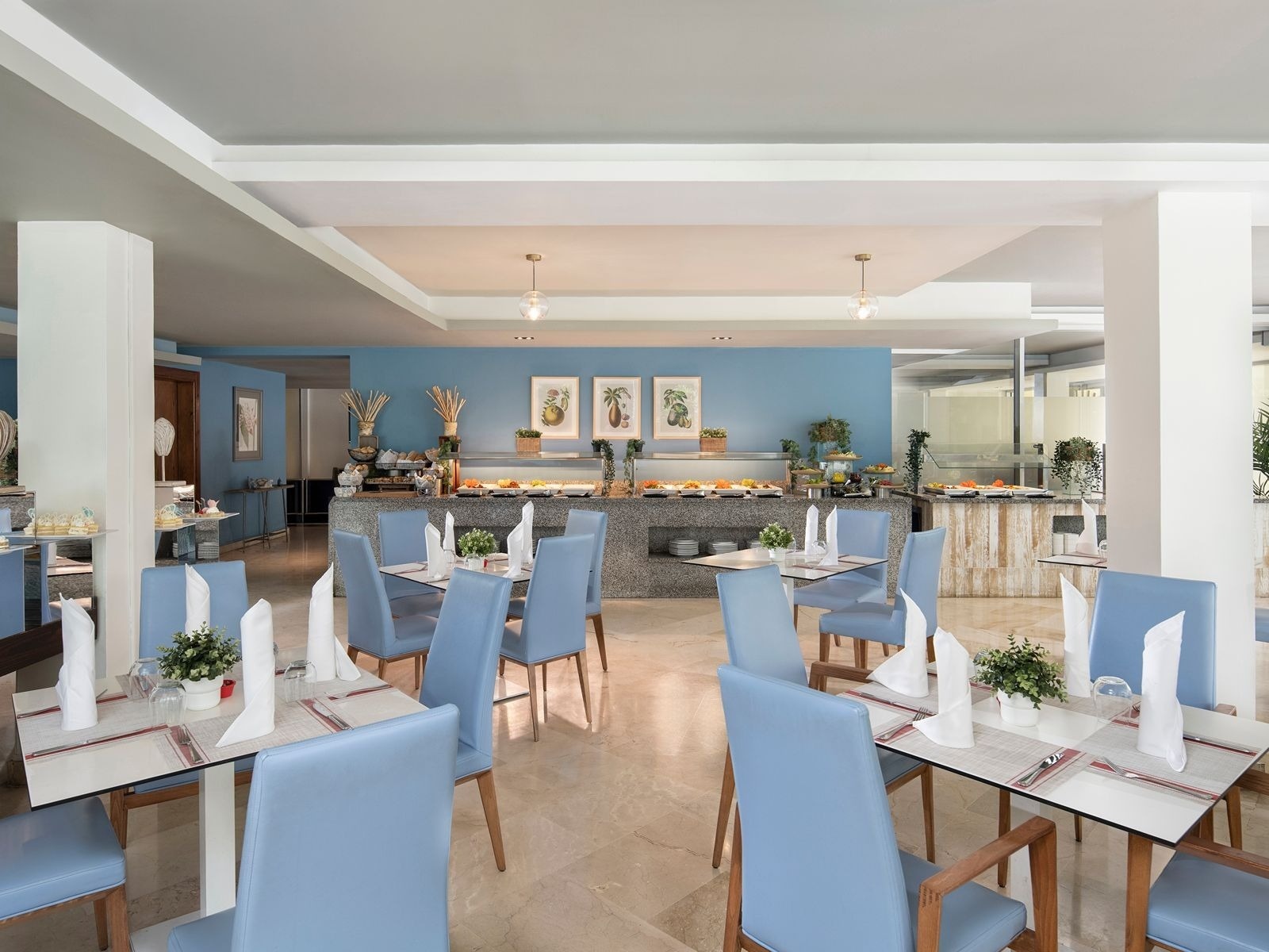 Salle à manger élégante avec vue sur jardin tropical à Impressive Resorts & Spas.