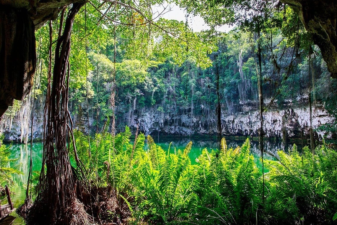 ein junger Mann spielt Tennis auf einem Tennisplatz