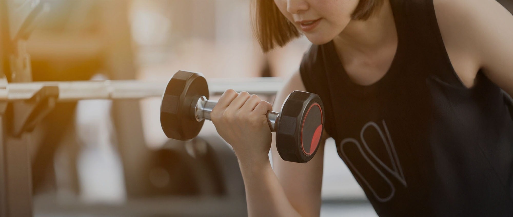 una vista aérea de una playa y el océano