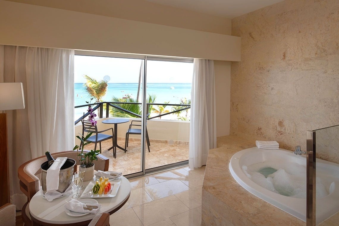 una habitación con una cama y una pintura en la pared