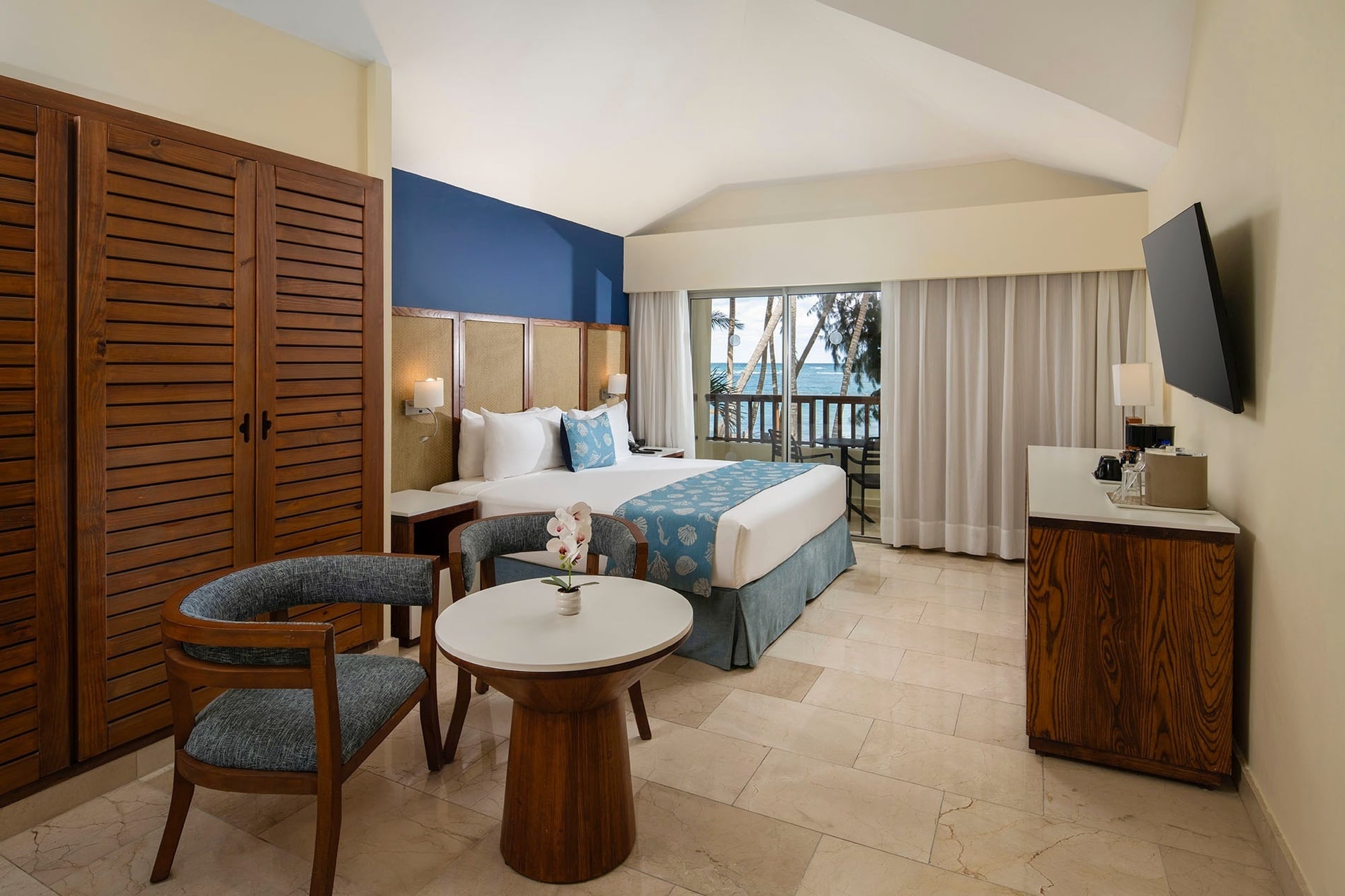 una habitación de hotel con una cama y un sofá azul