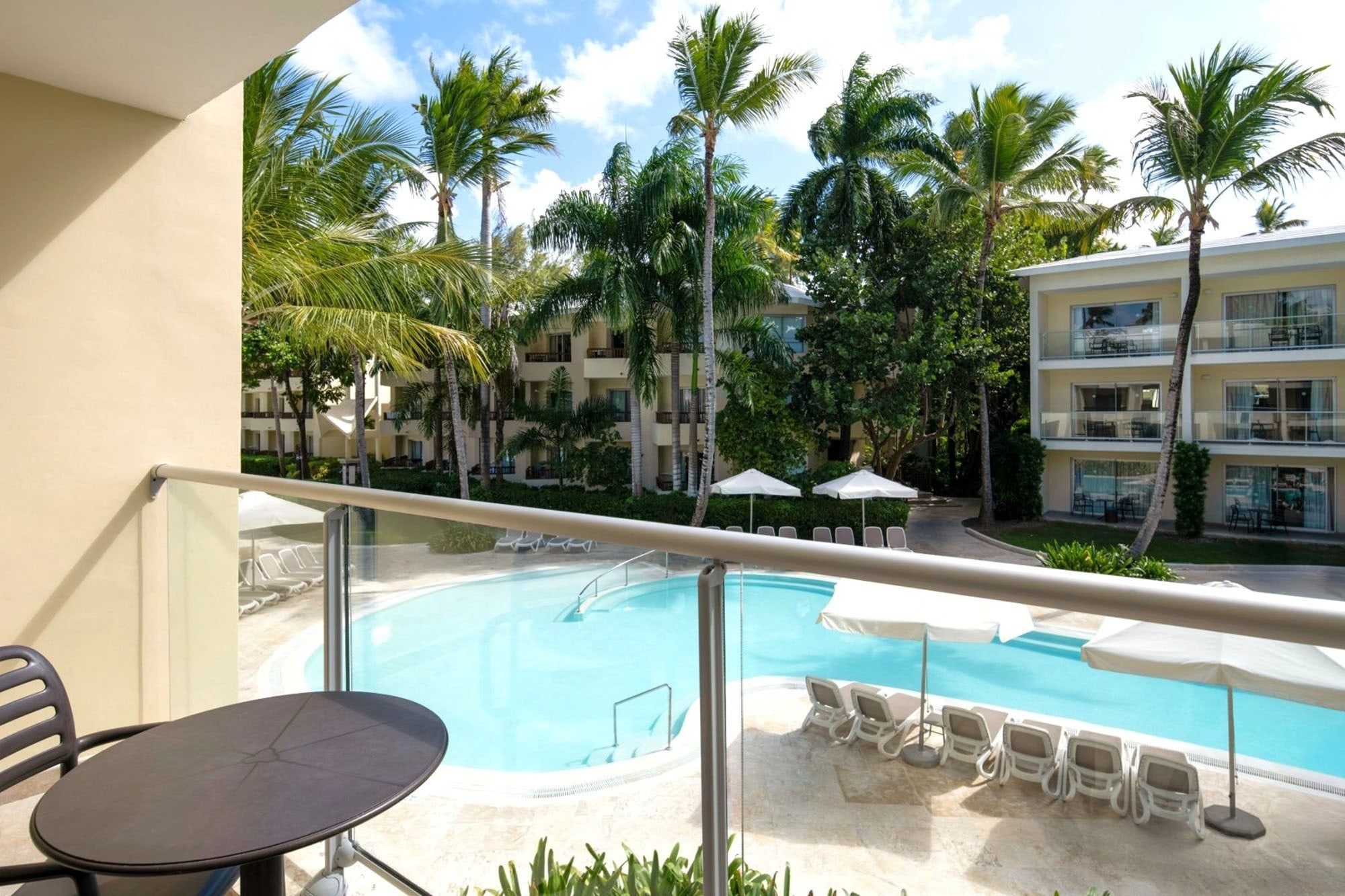 una habitación con una cama y una silla y una ventana