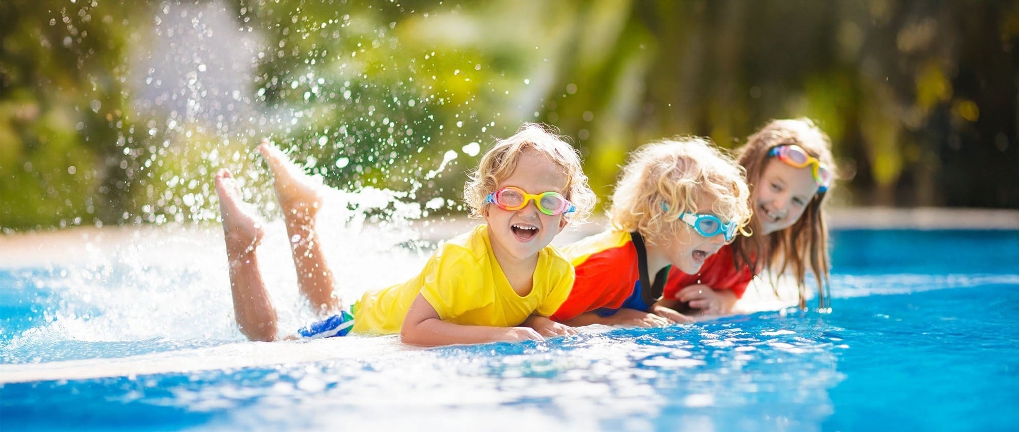 un grupo de personas está nadando en una playa tropical
