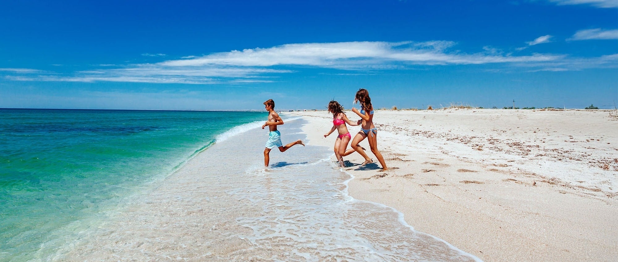 una mesa en un restaurante con copas de vino y una vela