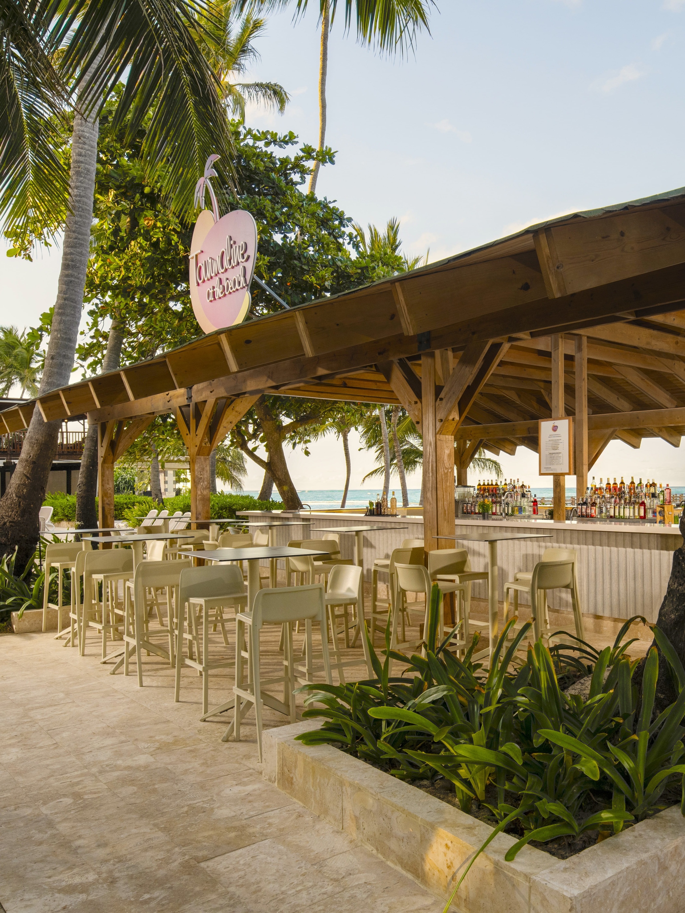 Пляжный бар "Tourmaline" в Impressive Resorts & Spas, вид на море.