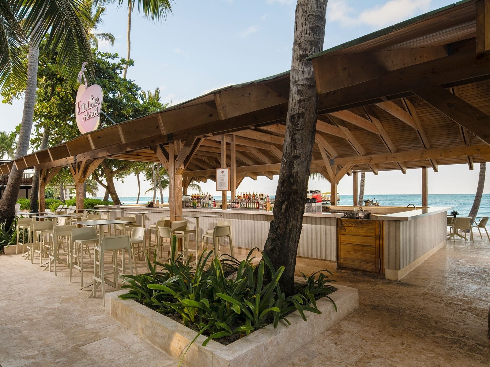 Impressionnant bar de plage au resort "Tourmaline". Parfait pour les vacances.
